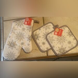 Christmas House NWT white silver glitter snowflake oven mitt & 2 pot holders